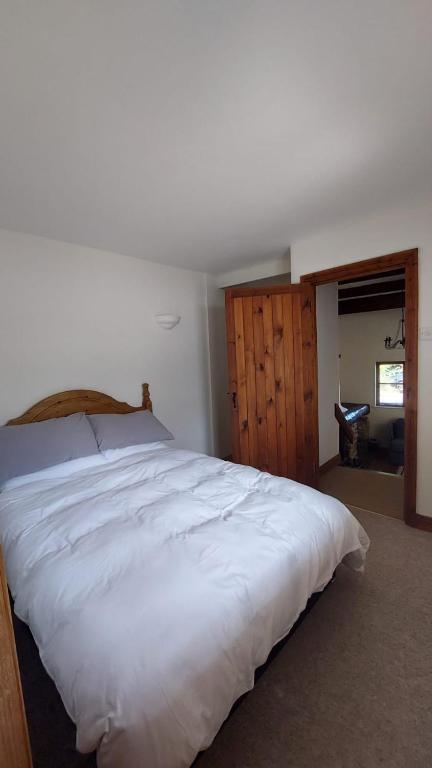 Second double bedroom in the thatched barn cottage at Wellington Farm